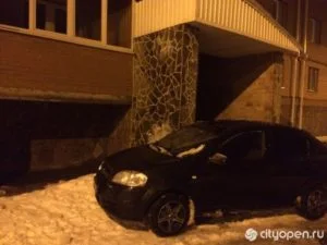 В Стерлитамаке упавший с крыши снег повредил авто