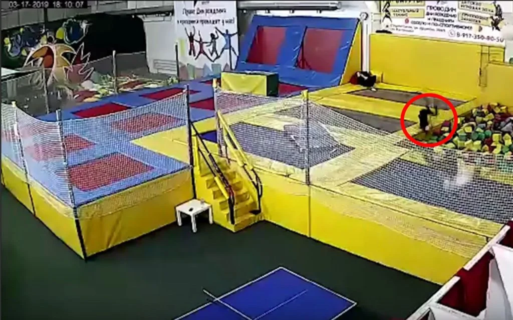 Видео: в Стерлитамаке 9-летняя девочка разбила голову в батутном центре