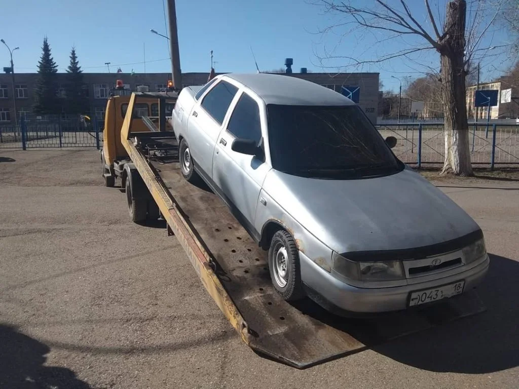 В Стерлитамаке ученик приехал в школу на авто. Машину отправили на штраф-стоянку