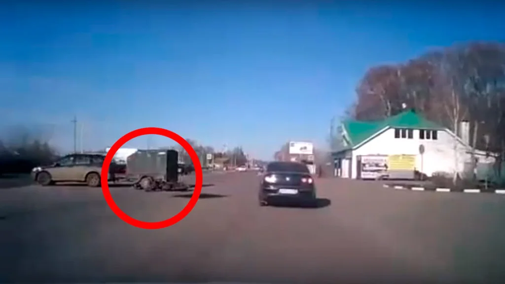 Видео: в Стерлитамаке мотоциклист оказался под колесами прицепа (18+)