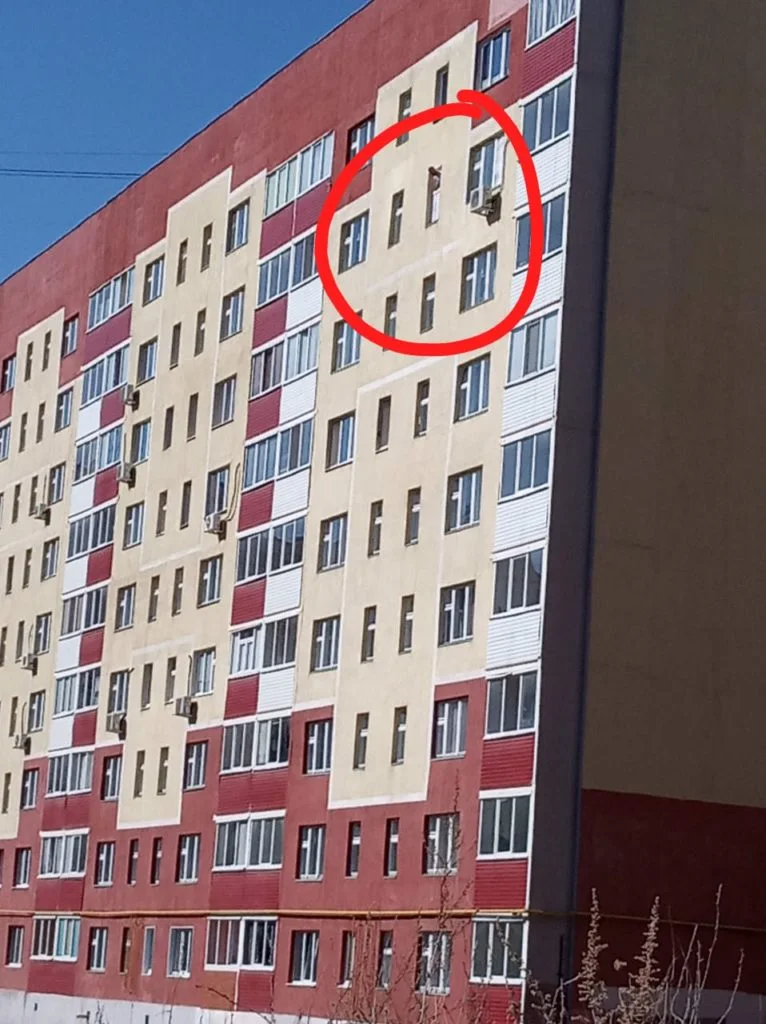 На ул. Артема в Стерлитамаке мужчина час кричал, высунувшись из окна