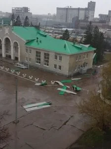 С крыши жд-вокзала в Стерлитамаке сорвало профнастил