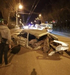 ДТП на ул.Худайбердина в Стерлитамаке.  Авто разворотило заднюю часть