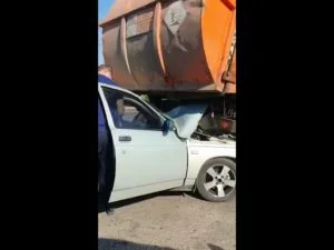 Видео: в Стерлитамаке «двенадцатая» врезалась в мусоровоз