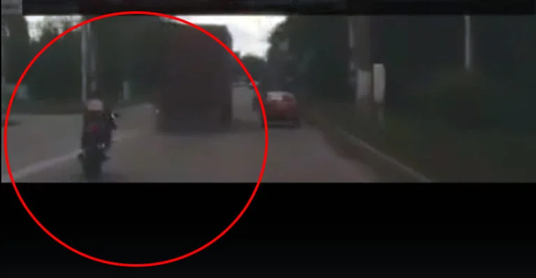 В сети выложили видео ДТП с мотоциклисткой и фурой