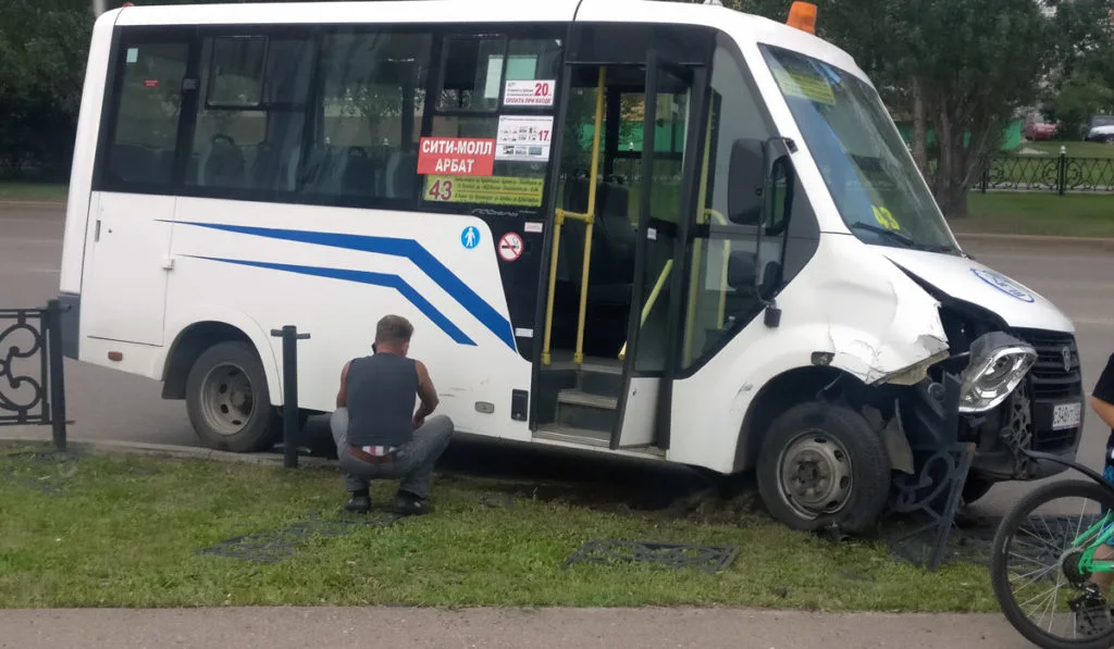 Один в опору, второй — в забор. В Стерлитамаке врезались два авто