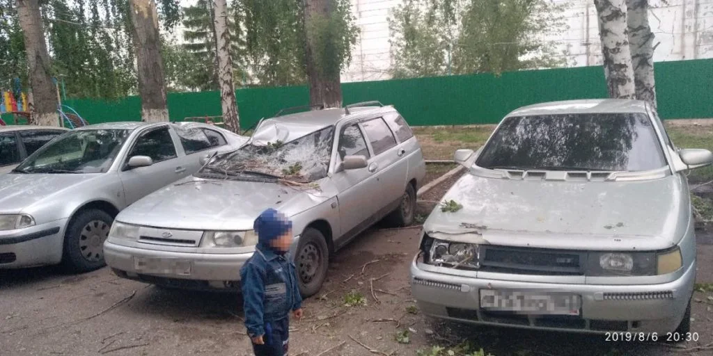 В Стерлитамаке на автомобили рухнуло дерево и профнастил с крыши