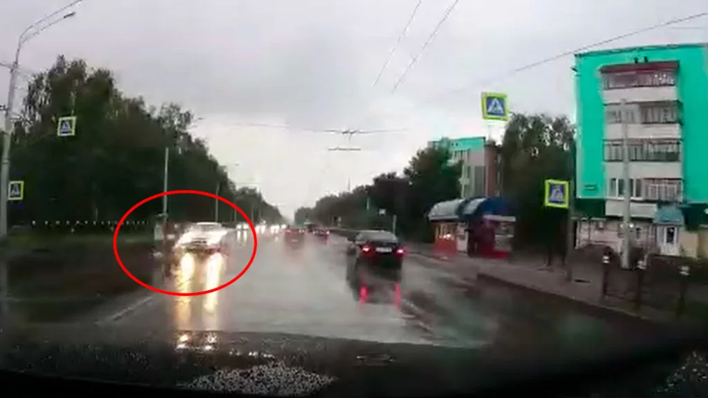 Видео. В Стерлитамаке машина сбила пешехода. Ведется розыск водителя