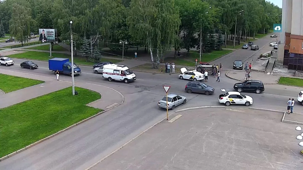 В центре Стерлитамака в результате аварии с такси перевернулось авто