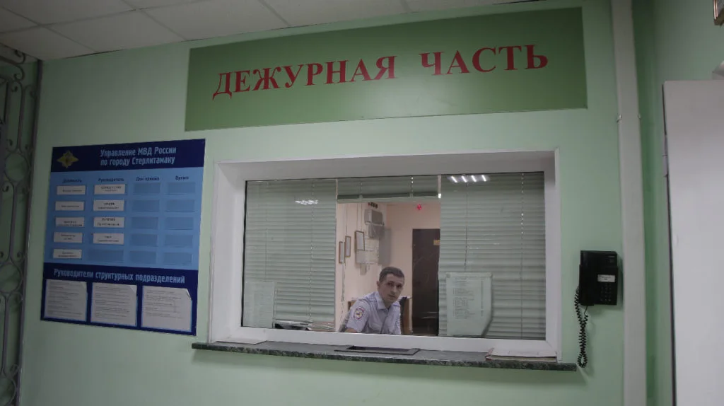 В Стерлитамаке гости с ножом ограбили хозяина квартиры