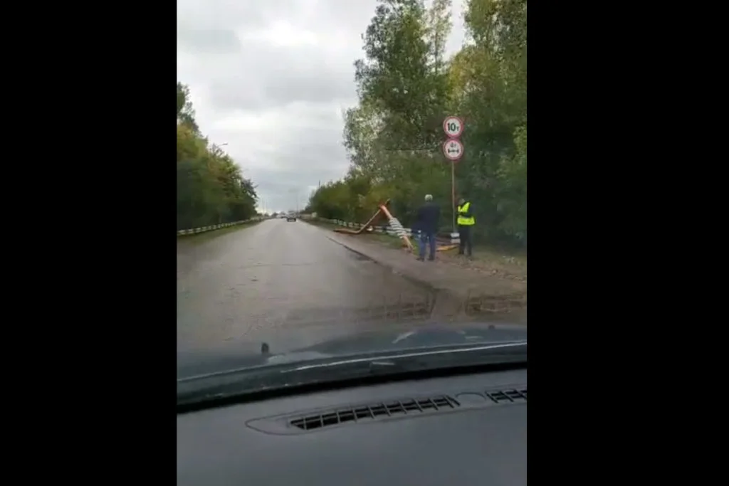 На Бельском мосту грузовик снес ограничитель высоты