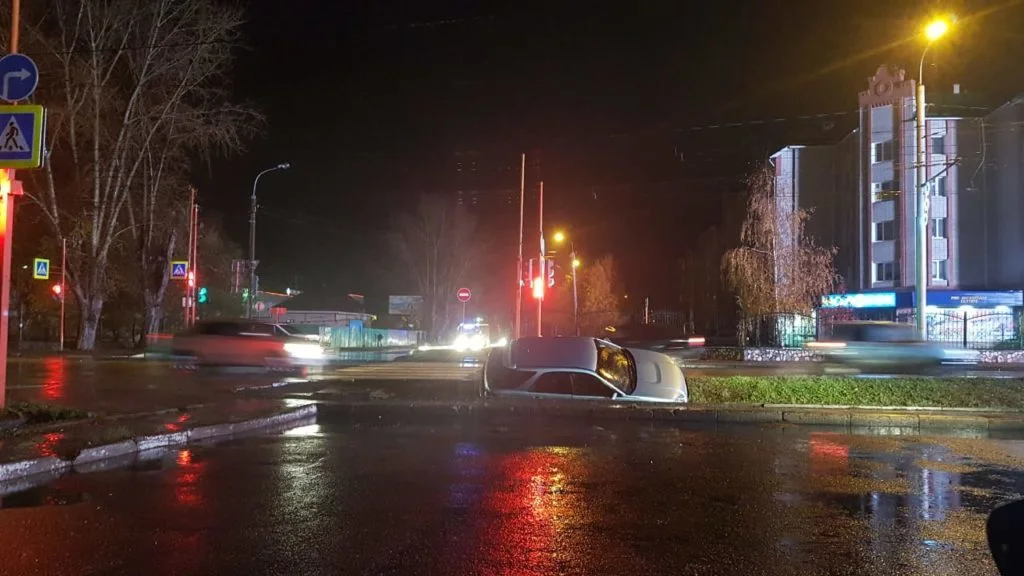 На ул. 23 мая в Стерлитамаке авто оказалось в кювете