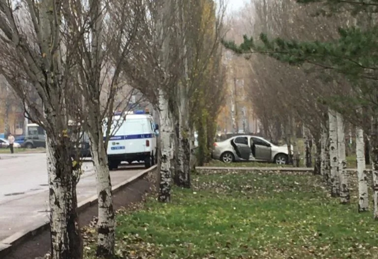 Видео: в Стерлитамаке авто «припарковалось» на Аллее влюбленных