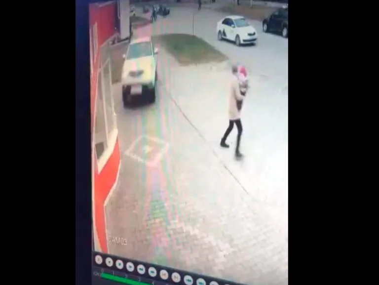 В Стерлитамаке мама с ребенком чудом увернулась от авто. Водитель врезался в киоск