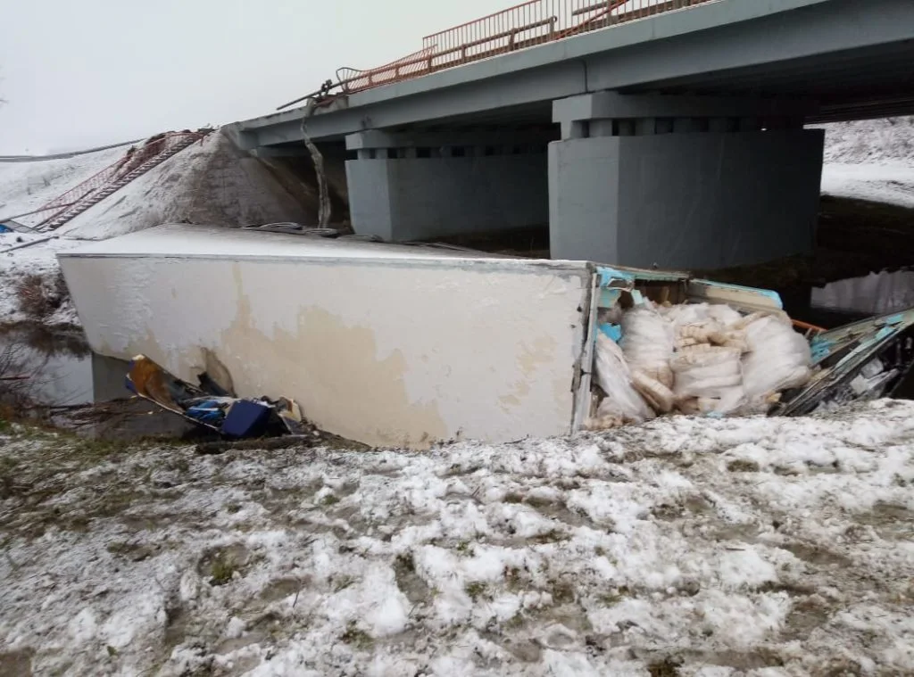 Под Стерлитамаком фура упала с моста, водитель погиб