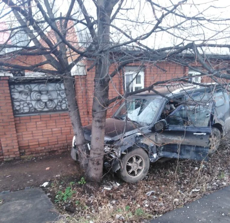 На ул. Пантелькина в Стерлитамаке авто врезалось в дерево
