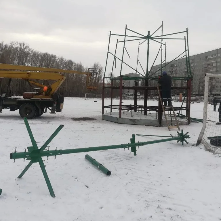 В Стерлитамаке в микрорайоне ВТС начали монтаж новогоднего городка