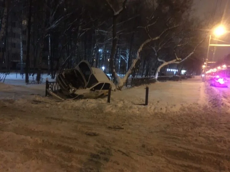 В Стерлитамаке водитель «насадил» авто на забор и скрылся