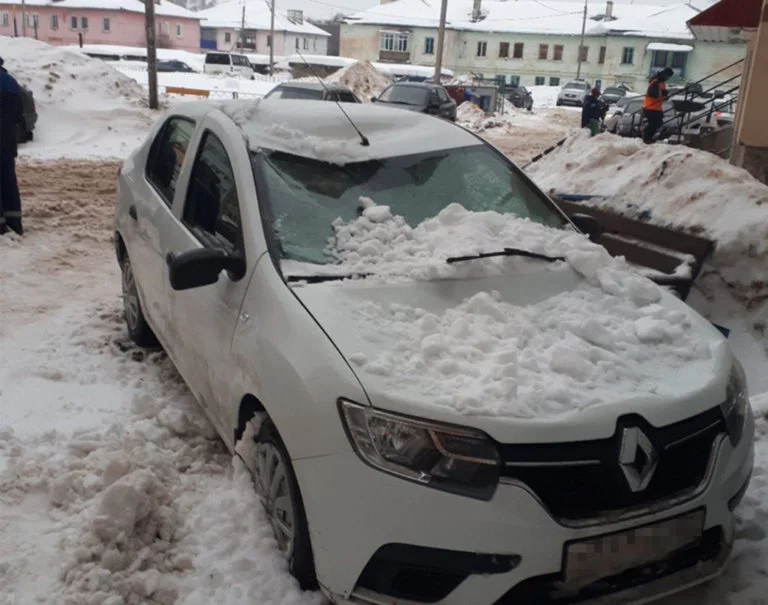 В Стерлитамаке снег с девятиэтажки рухнул на автомобиль