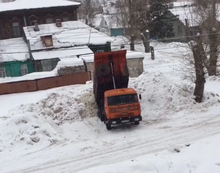 В Стерлитамаке КАМАЗ сваливал снег прямо во дворе