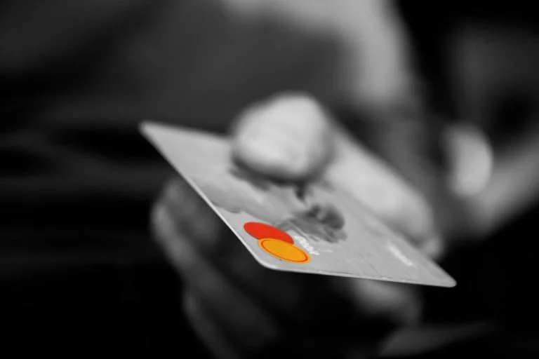 Жительница Стерлитамака отдала карту знакомой и потеряла деньги