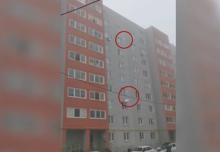 «Здесь машины, люди, дети ходят!»: в Стерлитамаке скидывали снег с крыш на тротуар без предупреждения