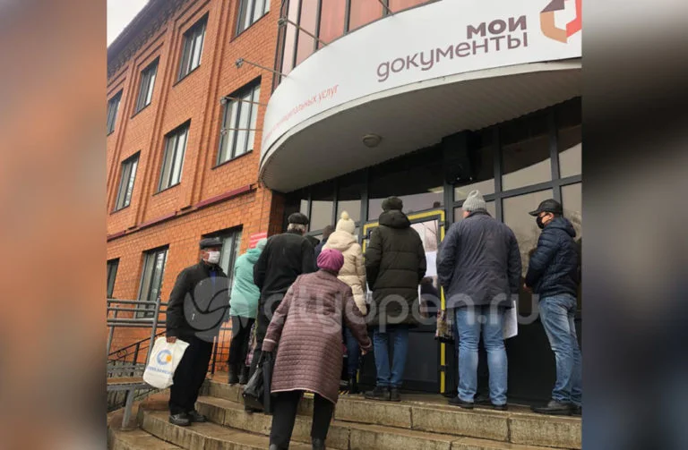 В Стерлитамаке возле МФЦ выстроилась очередь под дождем