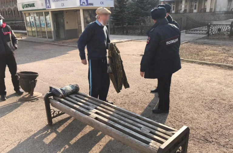 В Стерлитамаке пожилой мужчина хотел распилить скамейку на металлолом
