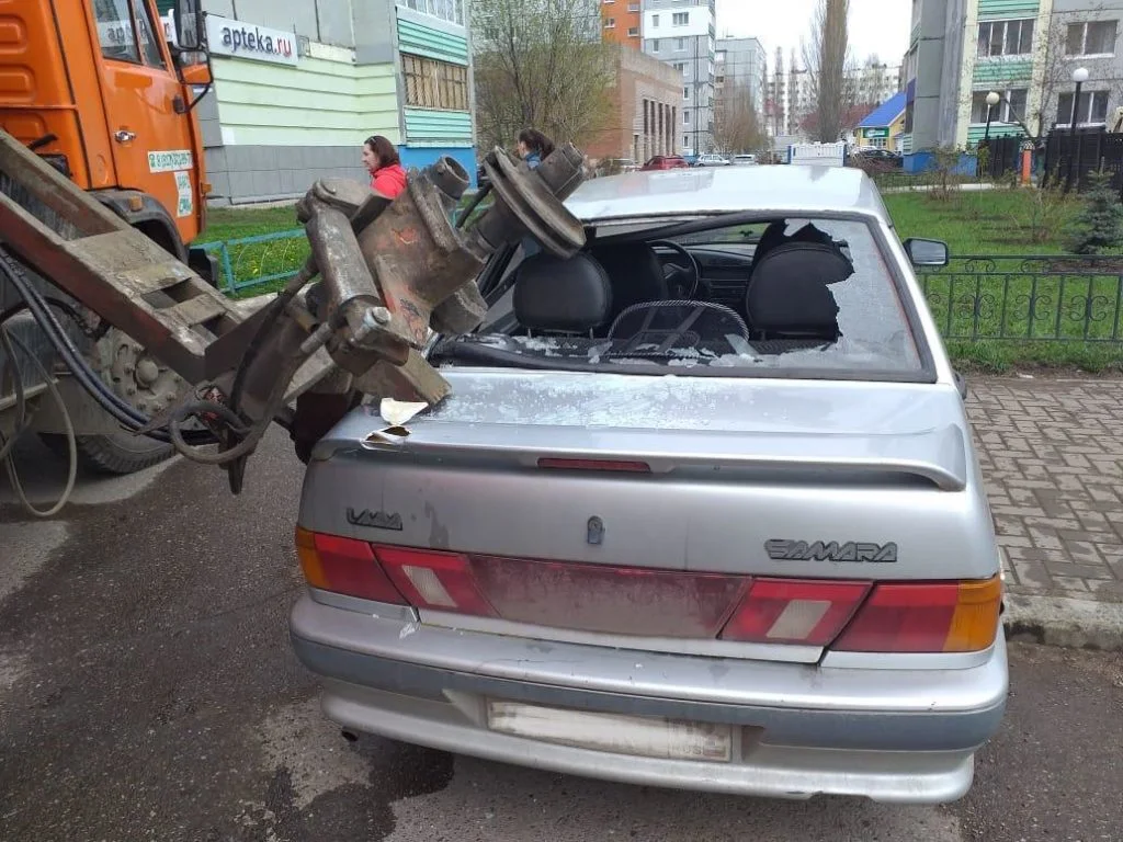 В Стерлитамаке клешня мусоровоза пробила стекло легковушки