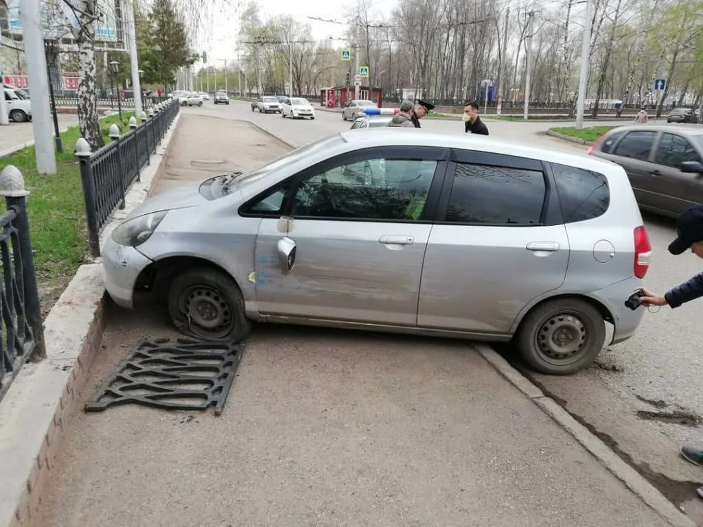 В Стерлитамаке водитель въехал в троллейбус и снес ограждение