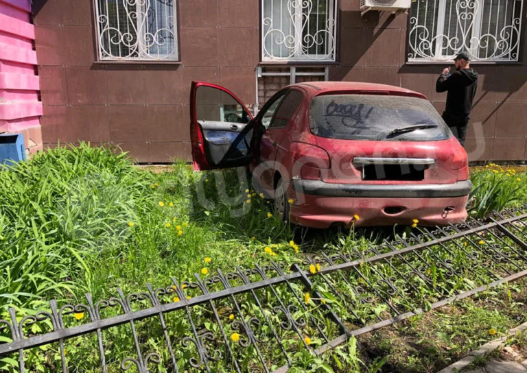В Стерлитамаке автомобиль въехал в жилой дом