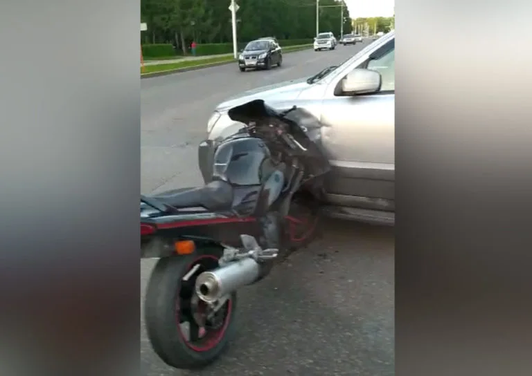 В Стерлитамаке девушка за рулем мотоцикла протаранила авто