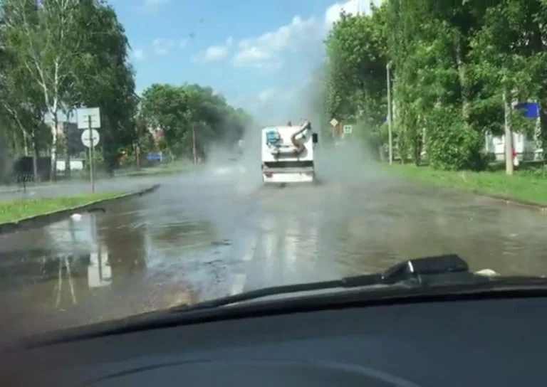 В Стерлитамаке из трубопровода на дорогу вырвался кипяток: без горячей воды остались 45 домов