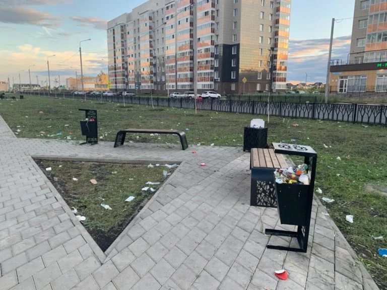 «Свалка, а не парк»: жители Стерлитамака возмутились беспорядком на новых аллеях