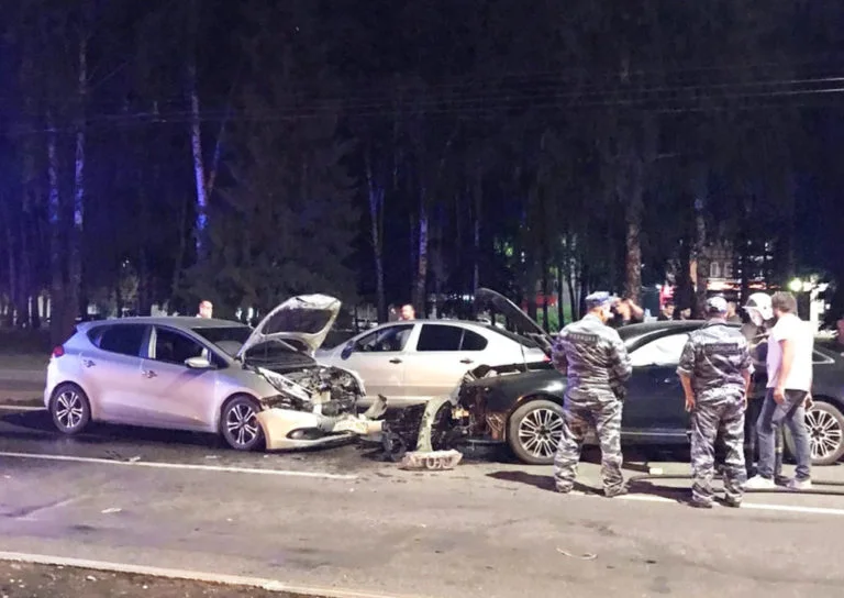 В Стерлитамаке ночью лоб в лоб столкнулись две иномарки
