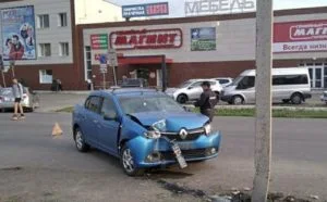 В Стерлитамаке на выходных столкнулись автомобиль и электроопора