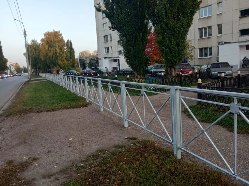 «Отрезаны пути эвакуации»: в Стерлитамаке новый забор перекрыл проезд к дому