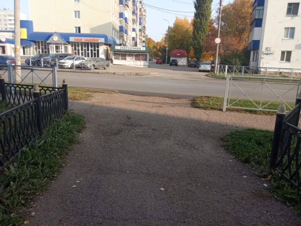 В Стерлитамаке снесли часть забора, перекрывшего проезд к жилому дому