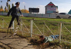 Со стремянкой и табуреткой: в Стерлитамаке «обсмеяли» новые заборы