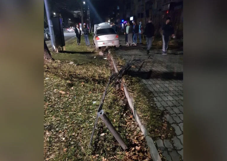 И снова в забор: в Стерлитамаке столкнулись Kia и Lada
