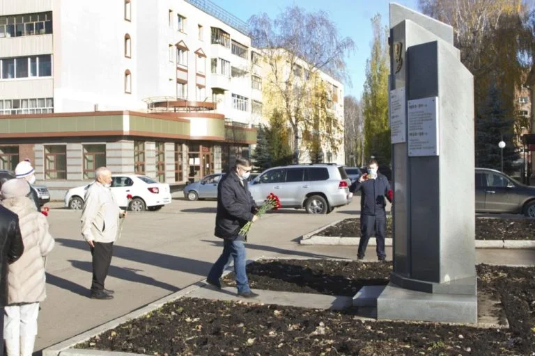 В Стерлитамаке установили копию комсомольского значка на стелу