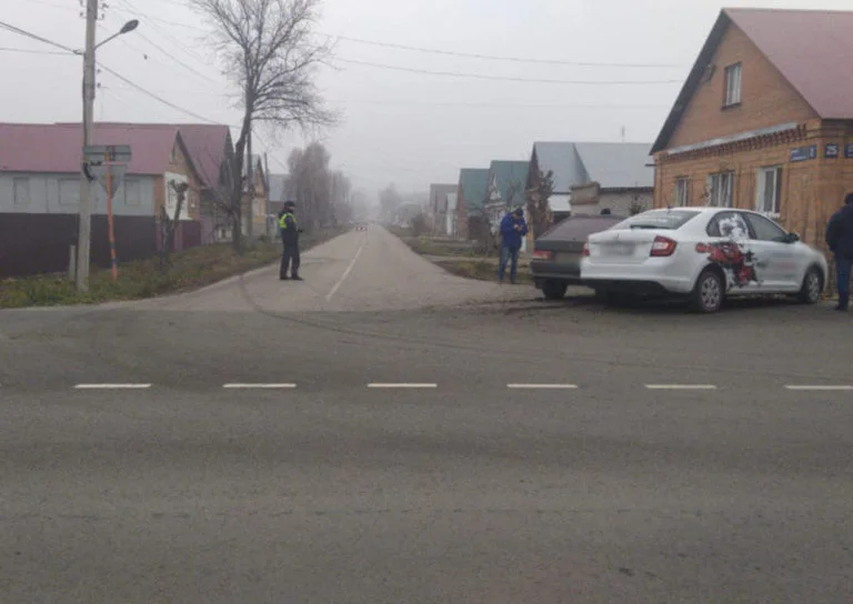 Едва не влетели в дом: в Стерлитамаке при ДТП пострадали двое