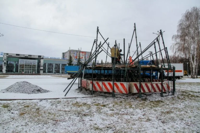 В Стерлитамаке начали установку главной городской елки