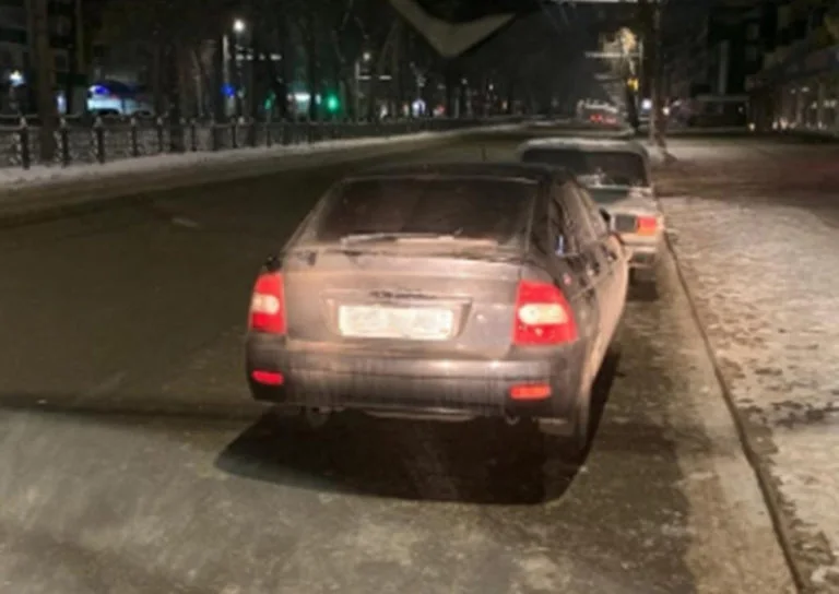 В Стерлитамаке пьяный студент угнал авто и врезался в бордюр