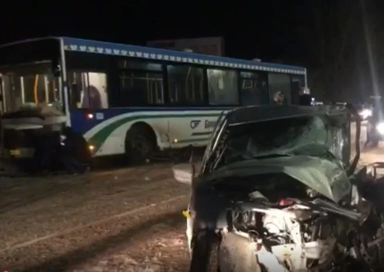 В Стерлитамаке в ДТП с автобусом смяло легковушку: есть пострадавший