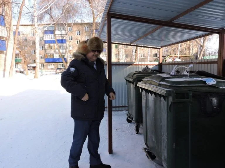 Мэр Стерлитамака проверил, почему мусор в городе вывозят некачественно