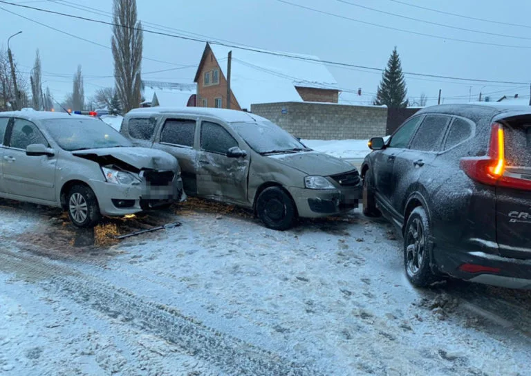 В Стерлитамаке автомобиль не уступил дорогу и спровоцировал тройное ДТП