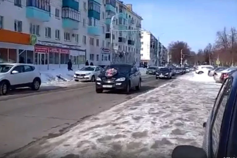В Стерлитамаке кортеж таксистов проехал по городу с венком на капоте
