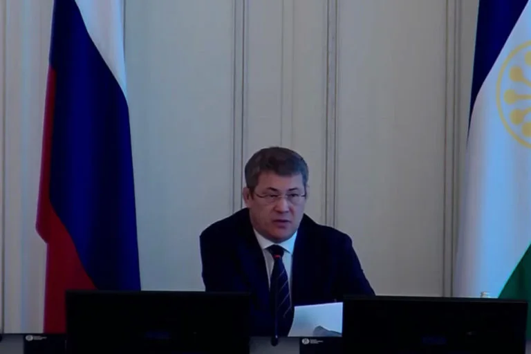 «Если б узнал, я бы приехал с битой»: Радий Хабиров изучил проблему ремонта крыш в Стерлитамаке