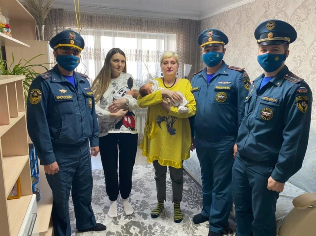 Пожарные Стерлитамака, спасшие грудничков при пожаре в девятиэтажке, проверили их состояние